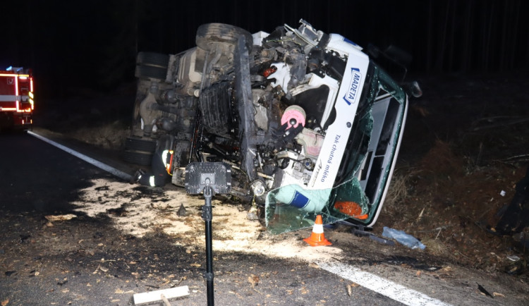 Policie hledá svědky nehody na I/34, při které se zranili dva lidé. Pomohly by i záznamy z palubních kamer