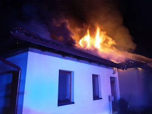 Hasiči vyjížděli do Puklic na požár střechy domu, škoda je 3,5 milionu. Majitel skončil v péči lékařů