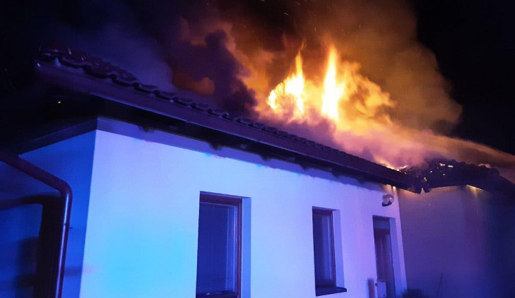 Hasiči vyjížděli do Puklic na požár střechy domu, škoda je 3,5 milionu. Majitel skončil v péči lékařů 