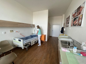 Maminky po porodu v Jihlavě mají vylepšený pokoj. S novými postelemi, koupelnou i podlahou