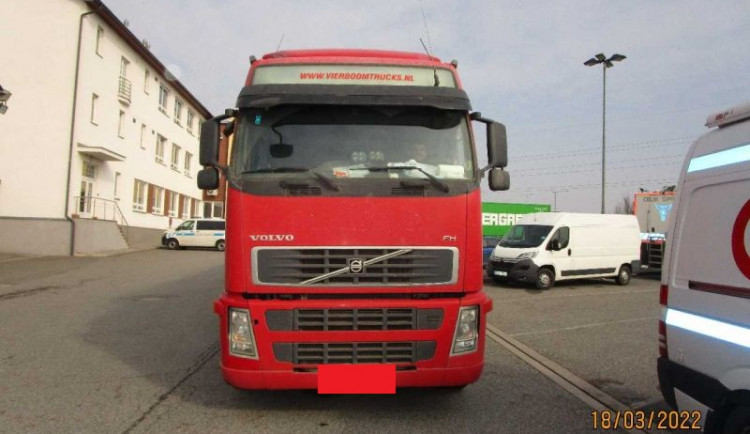 Přední pohled na kontrolovanou jízdní soupravu