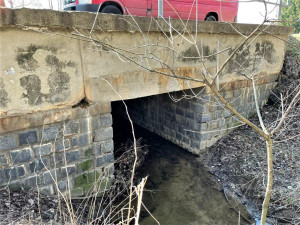 Oprava téměř 70 let starého mostu na I/19 začala. Dopravu na místě budou řídit semafory