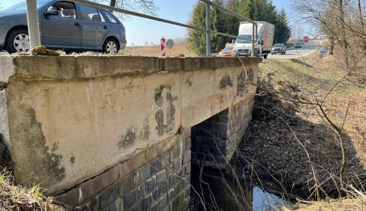 Oprava téměř 70 let starého mostu na I/19 začala. Dopravu na místě budou řídit semafory