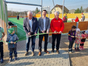 Lidé v Pocoucově mají nové víceúčelové hřiště. Do výstavby se na brigádách zapojili i místní obyvatelé