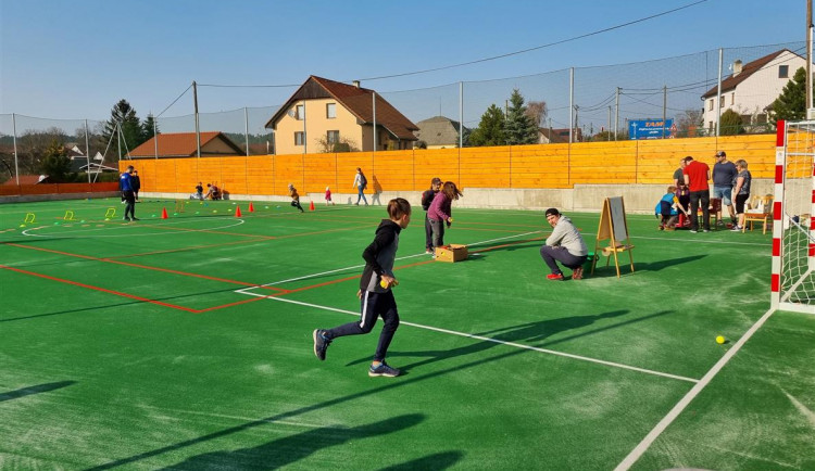 Lidé v Pocoucově mají nové víceúčelové hřiště. Do výstavby se na brigádách zapojili i místní obyvatelé