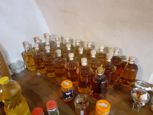 VIDEO: Celníci opakovaně našli v baru v Třebíči neznačený alkohol. Celkem šlo o 100 litrů pálenky a whisky