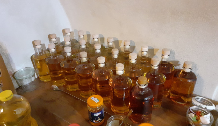 Celníci opakovaně našli v baru v Třebíči neznačený alkohol. Celkem šlo o 100 litrů pálenky a whisky