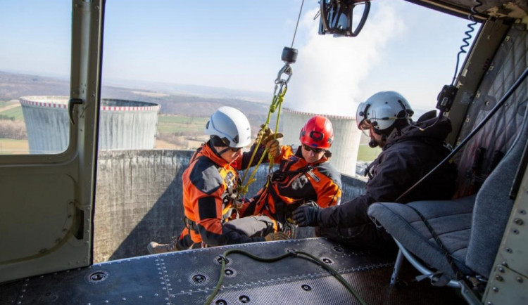 Vrtulník i záchranáři nad elektrárnou. V Dukovanech začalo speciální cvičení