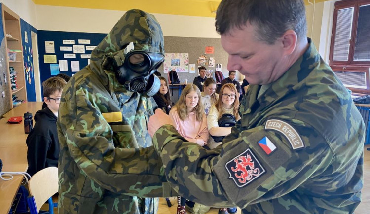 Vojáci z vrtulníkové základny navštívili školy na Vysočině. Je chybou, že branná výchova zmizela z osnov, shodují se kantoři