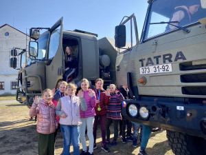 Vojáci z vrtulníkové základny navštívili školy na Vysočině. Je chybou, že branná výchova zmizela z osnov, shodují se kantoři