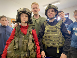 Vojáci z vrtulníkové základny navštívili školy na Vysočině. Je chybou, že branná výchova zmizela z osnov, shodují se kantoři