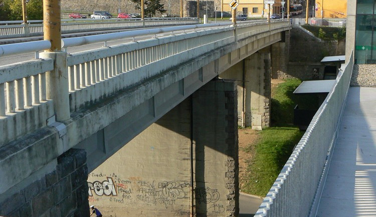 Skočím dolů, křičel muž v Jihlavě, který lezl na zábradlí Znojemského mostu. Nadýchal skoro 2,5 promile