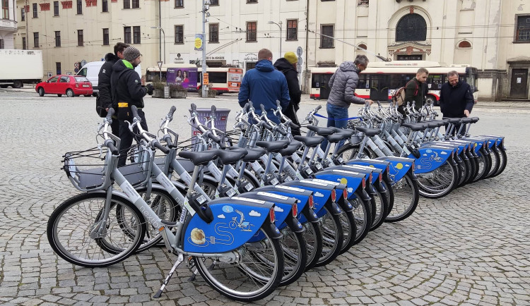 Po Jihlavě na sdíleném kole. Občané mohou k dopravě po městě od pátku využít bikesharing
