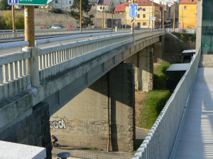 Skočím dolů, křičel muž v Jihlavě, který lezl na zábradlí Znojemského mostu. Nadýchal skoro 2,5 promile