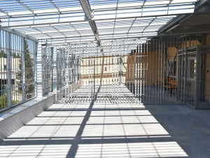 Větší komfort pro odsouzené. Věznice ve Světlé nad Sázavou otevírá novou ubytovnu podle evropských standardů