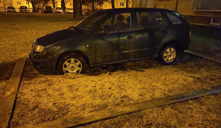 Opilé ženy v akci. Jedna skončila se třemi promile na záchytce, druhá s autem na pískovišti