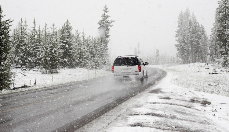 Řidiči musí být po nočním sněžení opatrní. Sypače jezdily na Jihlavsku a Žďársku