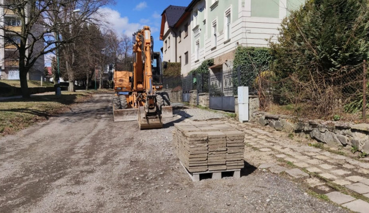 Od pondělí se pokračuje v rekonstrukci ulice Jiřího z Poděbrad, dokončena má být v létě