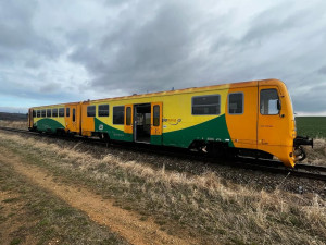 Devatenáctiletý řidič vjel na blikající přejezd. Srazil se s vlakem a zranil se