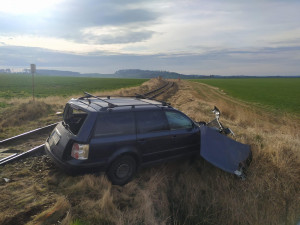 Devatenáctiletý řidič vjel na blikající přejezd. Srazil se s vlakem a zranil se