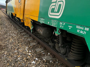 Devatenáctiletý řidič vjel na blikající přejezd. Srazil se s vlakem a zranil se