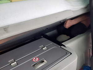Celníci ve Stříteži zastavili řidiče z Turecka. Během kontroly se rozplakal, pod postelí vezl dva migranty
