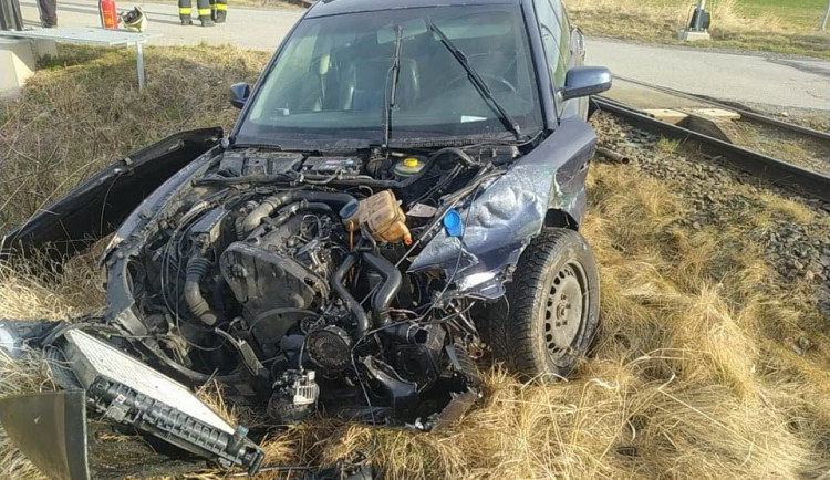 Devatenáctiletý řidič vjel na blikající přejezd. Srazil se s vlakem a zranil se