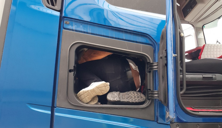 Celníci ve Stříteži zastavili řidiče z Turecka. Během kontroly se rozplakal, pod postelí vezl dva migranty