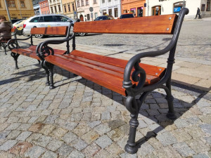 Místo bílé hnědá. Lázeňské lavičky v Jihlavě dostaly nový nátěr, oprava jednoho kusu vyjde na 3500 korun