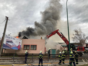 Čtrnáct jednotek vyjelo k požáru bývalé lakovny v Krucemburku. Škoda je odhadovaná na 1,5 milionu korun