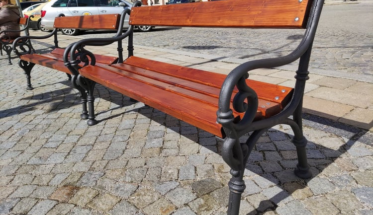 Místo bílé hnědá. Lázeňské lavičky v Jihlavě dostaly nový nátěr, oprava jednoho kusu vyjde na 3500 korun