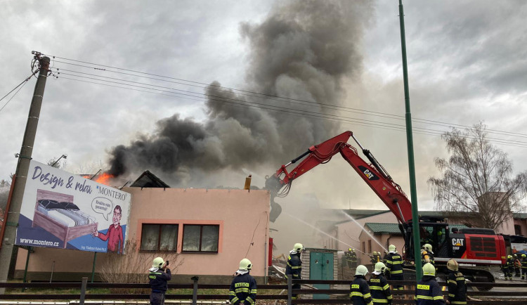 Čtrnáct jednotek vyjelo k požáru bývalé lakovny v Krucemburku. Škoda je odhadovaná na 1,5 milionu korun