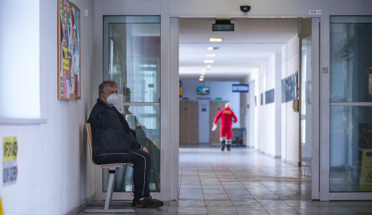 V nemocnicích Vysočiny je stovka pacientů s covidem. Postupně se rozjíždí odkládané plánované operace