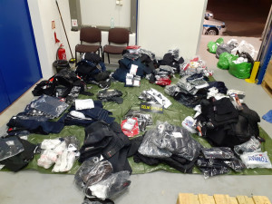 Louis Vuitton, Dior, Prada, Hugo Boss. Celníci ve Stříteži odhalili padělky luxusních značek za 8 milionů korun