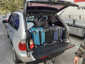 Louis Vuitton, Dior, Prada, Hugo Boss. Celníci ve Stříteži odhalili padělky luxusních značek za 8 milionů korun