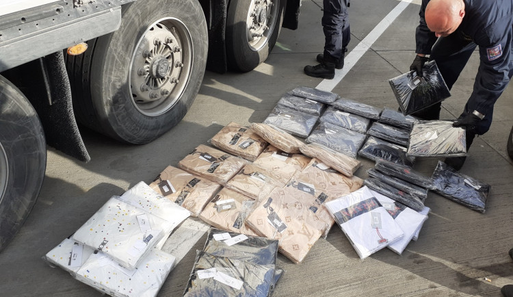 Louis Vuitton, Dior, Prada, Hugo Boss. Celníci ve Stříteži odhalili padělky za 8 milionů korun