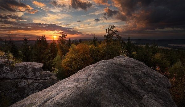 Po zelené i modré na Paseckou skálu. Horolezci i pěší odtud dohlédnou na Sněžku i Praděd