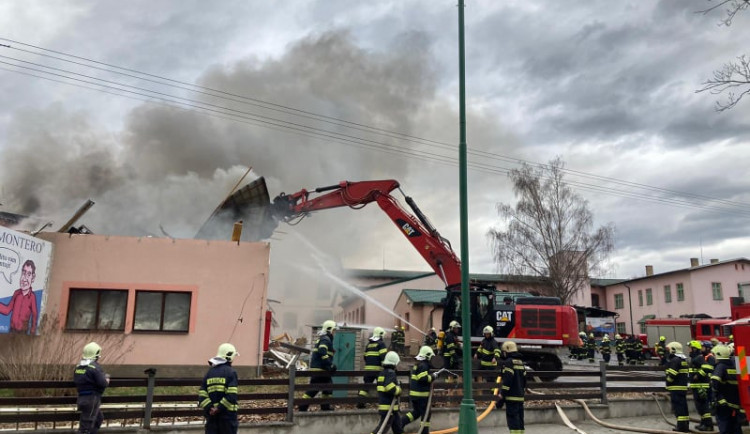 Oheň řádil ještě v noci. Škoda po požáru nábytkářské firmy v Krucemburku se nakonec vyšplhala na 80 milionů korun
