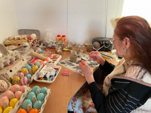 Bez malování by mě asi nebavil svět, říká pětasedmdesátiletá Helena, která už 20 let zdobí kraslice