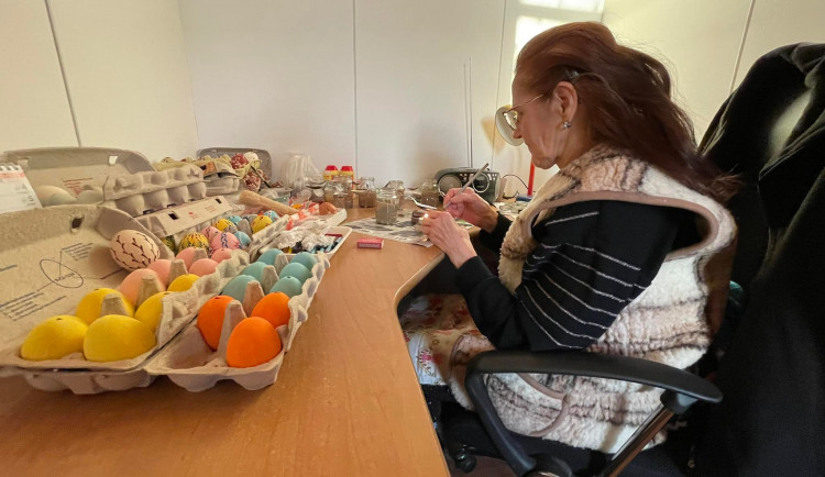 Bez malování by mě asi nebavil svět, říká pětasedmdesátiletá Helena, která už 20 let zdobí kraslice