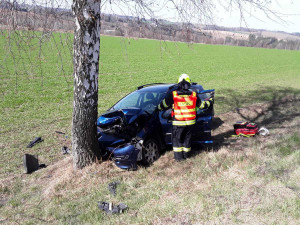 Řidič osobního auta u Čakovic narazil do stromu a zranil se. Byl transportován do nemocnice