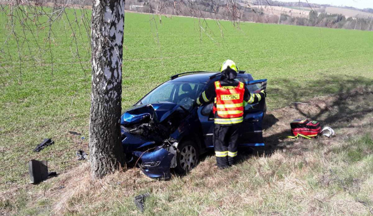 Řidič osobního auta u Čelakovic narazil do stromu a zranil se. Byl transportován do pelhřimovské nemocnice