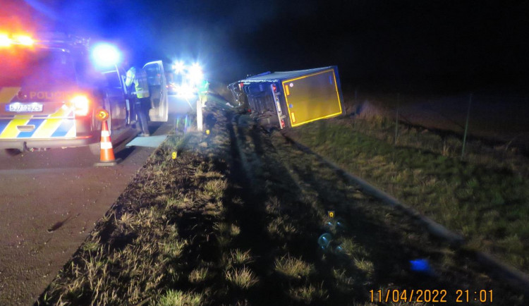 Řidič, co vezl krby, na D1 řešil osobní problémy popíjením Metaxy v kamionu. Pak kličkoval po dálnici a poničil svodidla