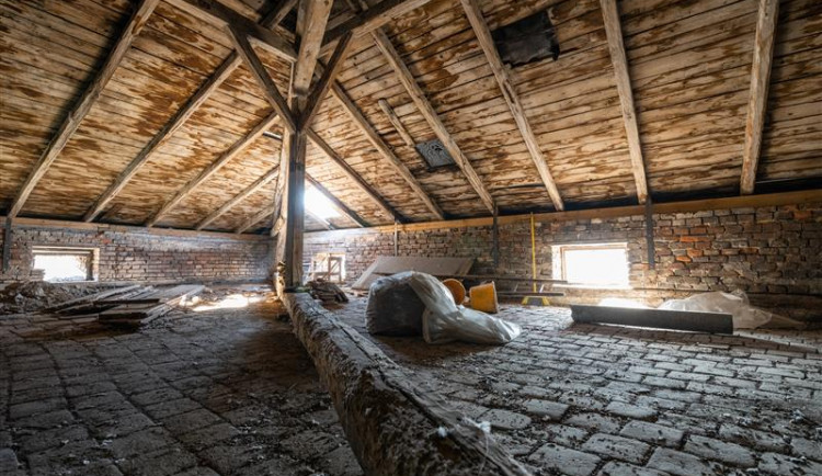 Historický dům na Masarykově náměstí nyní čeká rekonstrukce střechy