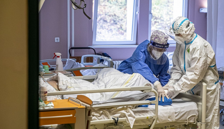 Počet pacientů s covidem-19 v nemocnicích na Vysočině klesl za týden o třetinu