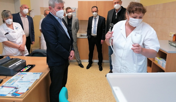 Pelhřimovské ORL má novou vyšetřovací jednotku. Má optický kamerový systém a vyšetřovací mikroskop