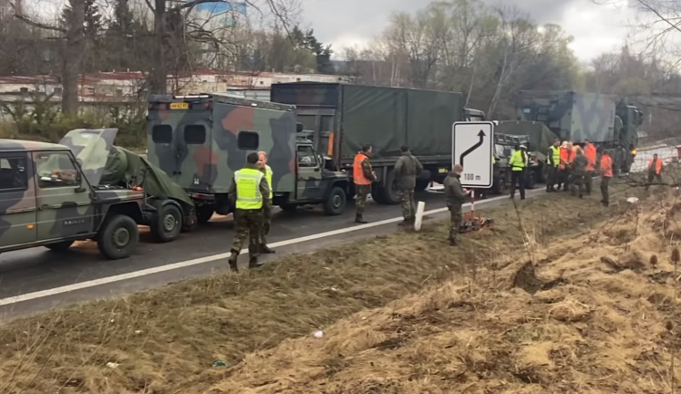 Řetězová nehoda nizozemského vojenského konvoje zablokovala na pět hodin provoz na přivaděči u Jihlavy