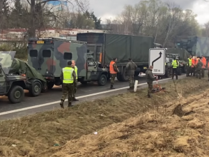 Řetězová nehoda nizozemského vojenského konvoje zablokovala na pět hodin provoz na přivaděči u Jihlavy