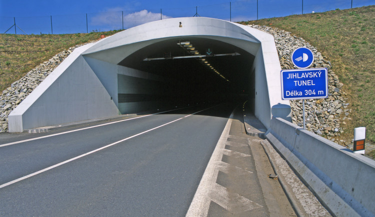 Jihlavský tunel je ode dneška uzavřen. Ve městě se tvoří kolony, řidiči kamiónů dostávají pokuty