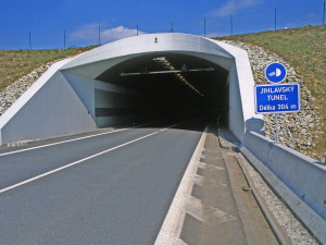 Jihlavský tunel je ode dneška uzavřen. Ve městě se tvoří kolony, řidiči kamiónů dostávají pokuty